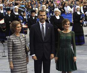 Los Príncipes de Asturias, recibidos con una versión de Iron Maiden "contra el reinado de terror...