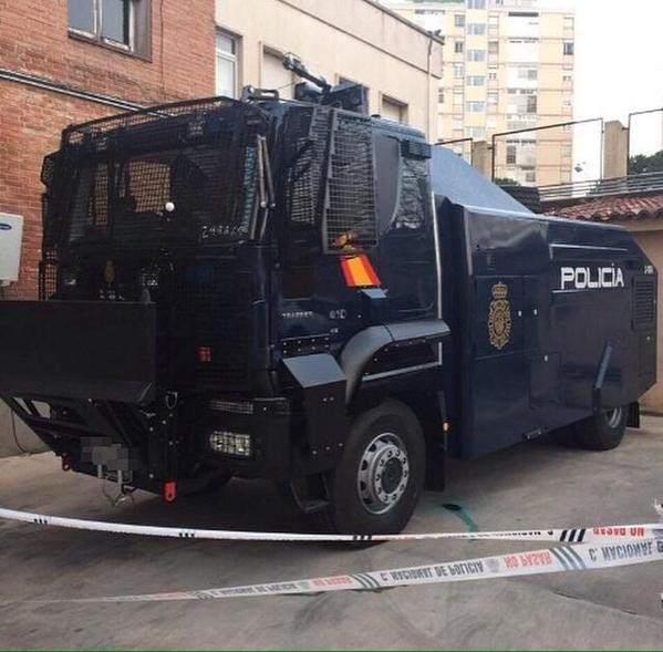 La Policía recibe el nuevo camión con cañón de agua para las manifestaciones más violentas -...
